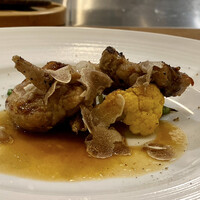 Sare - 鶉ロースト
                    ソースはマルサラソース、この料理もシンプルですが骨付きの鶉肉の旨みが際立ちます！
                    ここにも白トリュフがきらり、味良し香り良く苦手な赤ワインがめちゃ美味しくいただけました！
