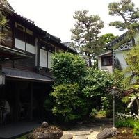 旅館 くらしき - 中庭から店内を写す