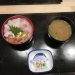 マルニ水産 - 料理写真:ランチ海鮮丼500円
