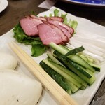 青蓮 - 北京ダックのような、鴨胸肉を包(パオ)で食べる料理。