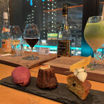 CAFE FLIGHT LOUNGE - 焼菓子フライトと2種ワイン飲み比べです。