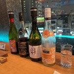 CAFE FLIGHT LOUNGE - ワイン2種飲み比べは、4種のボトルを持ってきてくれて選ばせてくれました〜