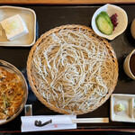 Teuchi Soba Yamaizumi - ランチメニューのせいろとかき揚げ丼のセットには、冷奴の小鉢が付きます。