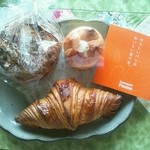 Boulangerie Paume - クロワッサン\180 キレイな層が印象的。パリパリなあまりボロボロ剥がれて食べるのが大変。ほんのり発酵バター風味。とろとろクリームパン\100 注文してから詰めてくれるクリームはほんのり洋酒が効いていて大人～。オランジェ\250 は明日食べよー♪