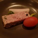 アノニム - タン元のパテグリーンオリーブ、フットボールトマト、グリーンチリーピクルス添え