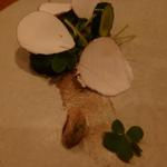 アノニム - 天然鮎のペースト、マッシュルーム、イランピスタ、カタバミの葉添えアップ