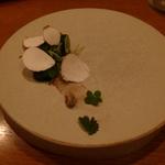 アノニム - 天然鮎のペースト、マッシュルーム、イランピスタ、カタバミの葉添え