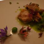 アノニム - アサリとスナップ豌豆、スナップ豌豆のソース（エディブルフラワー添え）アップ