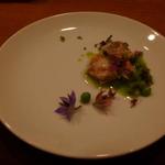 アノニム - アサリとスナップ豌豆、スナップ豌豆のソース（エディブルフラワー添え）