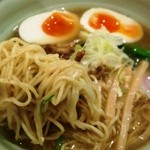 らーめん奏 - 麺はまるで全粒粉のような☆が入る.