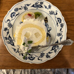 西洋茶館 - 生クリームに見えてレモンが爽やかなレモンムースのロールケーキ。見た目よりもずっと美味しいです♡