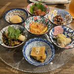 中華ダイニング 一途一心 - ・前菜
       赤海老 紹興酒漬け
       胡桃 飴絡め
       帆立貝
       くらげ冷菜 レモン風味
       冷製 蒸し牡蠣
       よだれ鶏
       大根 醤油漬け
      赤海老とよだれ鶏マジ最高