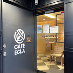 カフェ エクラ - お店の入口は2Fに。