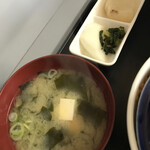 すずや食堂 - 味噌汁とお新香