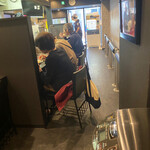 台湾まぜそば はなび - 席はカウンターのみ。13時近いのに8割埋まってました