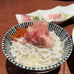 酒肴場 屯 - 海鮮丼¥500（ご飯部分に釜揚げしらす、イクラ、中落ちのたたき）
