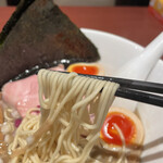 酒肴場 屯 - 三河屋製麺の低加水細ストレートはパツンと歯切れの良い茹で上がり