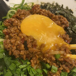 台湾まぜそば はなび - 黄身を割るのが至福の時