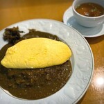 ルー・ド・メール - 「ドライカレー・オムレツのせ」は、ご飯に挽肉の欧風カレーがまんべんなくかかり、 美しいオムレツが鎮座しています。