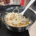 中華食堂 一番館 - 半らぁ麺。スープは化調＋オイスター風味の独特な味わい。らぁ麺と言うよりは、スープに麺ともやしを入れたと言う方が似合う感じ