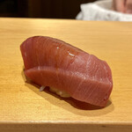 鮨 はしもと - 大間 鮪 血合いぎし（赤身とは違う魚体）延縄 3日目
      みるからにしっとりさが見て取れますよね！
      赤身と中トロの間の血合いぎし、酸味と脂のりのバランスが良くとても優等生的な美味しさです♪