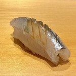 鮨 はしもと - 追加：カンヌキサイズのサヨリ
      ヒカリモノのサヨリは癖もなく透き通る身の美しさと繊細な味わい。
      中でもカンヌキサイズとなればその味は海の貴婦人と呼ばれる程の美味しさ、この時期には食べておきたいお鮨です！