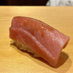 鮨 はしもと - 大間 鮪 大トロ 133kg 延縄 一週間
      こちらは赤身と同じ個体の鮪です。
      一週間おいた味わいは旨味が凝縮して脂のりも落ち着いたもの、やはり橋本さんのシャリとの重なりは素晴らしいですね！