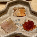 鮨 はしもと - 3種の珍味
      ◇ シロカワカジキ 藁で軽く燻し
      生ハムの様でお酒のあてにぴったりです♪
      ◇ あん肝
      これは美味しい♪
      山葵たっぷりで日本酒をちびりちびりといただきました。
      ◇ 筋子
      漬けの味付けが絶妙！