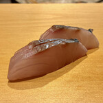 鮨 はしもと - お刺身 長崎県 シマアジ
      脂がありますね、とは言ってもシマアジですからとても上品な脂のり、食感も程よく美味しいです♪