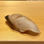 鮨 はしもと - 鰆
      身が柔らかでほのかな脂のり、シャリの酸に呼応して良い味わいです♪