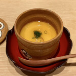 鮨 はしもと - 白子の茶碗蒸し
      上には自家製のポン酢をはり、白子ポン酢仕立ての茶碗蒸しとなっています。
      ポン酢に真っ白な白子のクリーミーな味わい、なんとも言えませんね♪
      熱々の料理はやはりこの時期には嬉しいものです。