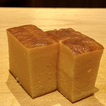 鮨 はしもと - たまご
      芝海老のすり身が入るたまご焼き、本来の江戸前寿司のたまごって橋本さんの様なたまごだったのではないでしょうかね！