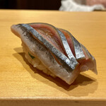 鮨 はしもと - 北海道 秋刀魚
      脂のりはこの時期の秋刀魚としてはやや物足りなさを感じますが、生姜と浅葱の薬味が良い仕事をしてくれていました♪