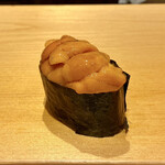 鮨 はしもと - 濱中 馬糞ウニ
      養殖の馬糞ウニですが、甘みがありとても美味しいです。
      天然物だと味にバラツキがあったりしますから、むしろ養殖物の方が安定した美味しさがいただけますね♪