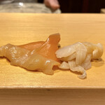 鮨 はしもと - お刺身 あおやぎ
      誰がバカガイなんて名前を付けてしまったのでしょうね、こんなに甘みがあって美味しい貝なのに！
      ひもが良いですね、香りがあって美味！
      身のシコシコとした食感と甘みが好きです。