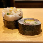 鮨 はしもと - 〆さば海苔巻き
      この日は鰯ではなく鯖です。
      〆た酢とガリの甘みに鯖の脂がとても馴染んでいます。
      胡麻の風味も良く、醤油は付けずに山葵を少しのせていただきました♪