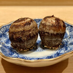 鮨 はしもと - 海老芋きぬかつぎ
      コロンと小さな海老芋を指でつまみながら、皮から海老芋をツルンと口へ運びます。
      煎り胡麻の風味良く滑っとして美味しいです♪
      海老芋の収穫時期は11月〜12月なのですね。