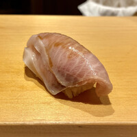 鮨 はしもと - 北海道 鰤
                    薄切りの身を２枚重ねにしています。
                    伺えば、北海道の鰤の処理は鮪と同じなのだそうです、やはり鮪漁師さんが多いからでしょうかね。
                    それにしても北海道の鰤はすっかり江戸前鮨に定着してますね！