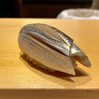 鮨 はしもと - コハダ
                    実に美しい握りです！
                    橋本さんのコハダの美味しさには説明は何も要りません！
                    ただただ美味しさの余韻を楽しむだけです♪