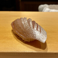 鮨 はしもと - 鹿島 春子鯛昆布締め
                    桜の様に美しい色合いから付いたと言われる春子鯛、寒くなってきた時期もとても美味しいです。
                    身の柔らかさは勿論、昆布締めで脱水され身に凝縮した旨味にシャリの酸との重なりが良いです♪