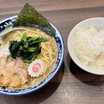 麺屋　武士道 - 煮干し豚骨ラーメン ライス(オカワリ無料)