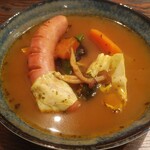 スパイス＆スマイル - 10種野菜のスープカレーに粗挽きジャンボフランク　