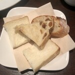 Bistro Roven - 「ホワイトソースのロールキャベツ」(1300円)セットのパン