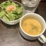 Bistro Roven 三田 - 「ホワイトソースのロールキャベツ」(1300円)セットのサラダとスープ