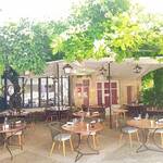 Logis de la Cadène - サンテミリオンの街角。静かなテラス席は心地よい