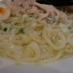 絢 - 塩チャーシューメン。平縮れ麺