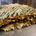 Okonomiyaki Shichifuku - 肉玉そばトッピング大葉（断面）