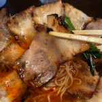 焼豚ラーメン 三條 - 大きめにカットされた焼豚　　脂たっぷりでうまー