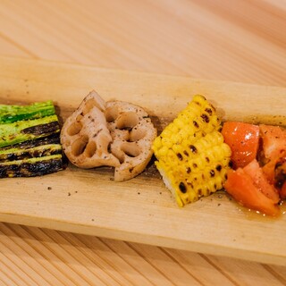 季節の野菜も炭火焼きで◎素材を活かすこだわりの味付け