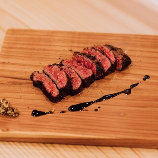 备长炭烤制的松阪牛牛排等肉菜引以为傲。